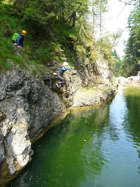 enfant qui saute dans un canyon du Jura à foncine-le-bas