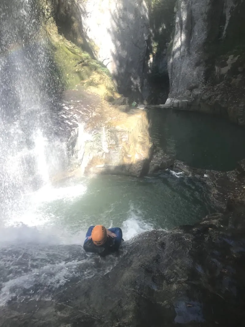 toboggans dans marmitte suspendue dans les Gorges de la Langouette dans le Jura